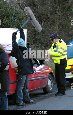 Szene mit Polizist Buchung Fahrer des roten van aus der BBC Wales Fernsehserie Zugehörigkeit gefilmt in der Nähe von Cardiff Stockfoto