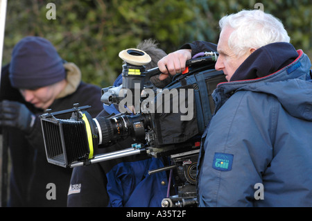 Kameramann filmt die Szene aus der Fernsehserie von BBC Wales Zugehörigkeit gemacht in der Nähe von Cardiff South Wales UK Stockfoto