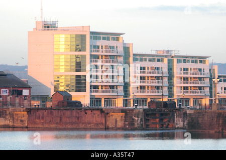 Moderne Uferpromenade Mehrfamilienhäuser mit Blick auf Cardiff Bay South Wales UK Stockfoto