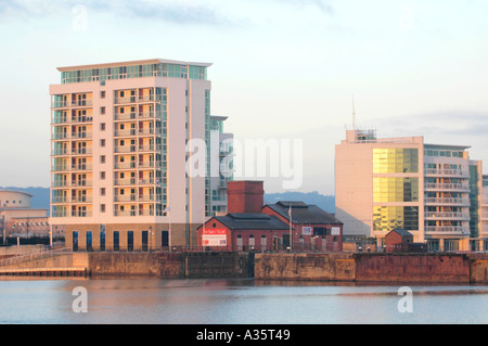 Moderne Uferpromenade Mehrfamilienhäuser mit Blick auf Cardiff Bay South Wales UK Stockfoto