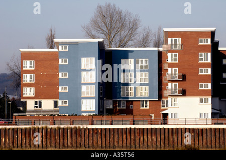 Moderne Uferpromenade Mehrfamilienhäuser mit Blick auf Cardiff Bay South Wales UK Stockfoto