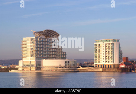 St Davids Hotel und Apartmenthaus mit Blick auf die Bucht von Cardiff im frühen Morgenlicht Stockfoto