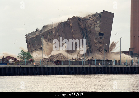 Abriss der alten Kohle-Kraftwerk in Great Yarmouth im Mai 1997 - betrachtet über den Fluß Yare Stockfoto