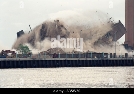 Abriss des alten Öl-Kraftwerk bei Great Yarmouth im Mai 1997 (Ansicht über den Fluß Yare) Stockfoto