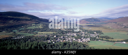 Braemar Dorf aus der Löwe Crag, Royal Deeside. Aberdeenshire. Grampian Region. Schottland.  GPAN 0034 Stockfoto