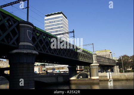 DART-s-Bahn geht über Metallbrücke über den Liffey in der Nähe von Tara St Station Dublin Stockfoto