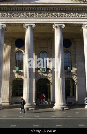 Spalten des Generals Postamt GPO in o Connell street die Uhr und die Fenster mit Menschen zu Fuß vorbei an dublin Stockfoto