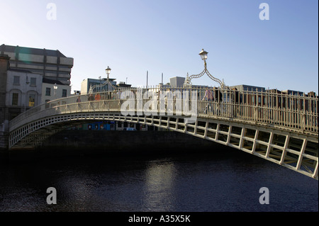 Hapenny ha Penny Brücke über den Fluss Liffey Richtung Temple Bar in dublin Stockfoto