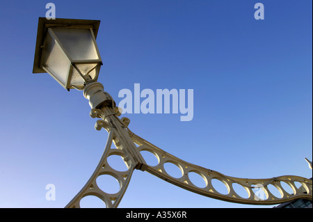 Licht und Gusseisen unterstützen auf der Hapenny ha Penny Brücke über den Fluss Liffey in dublin Stockfoto