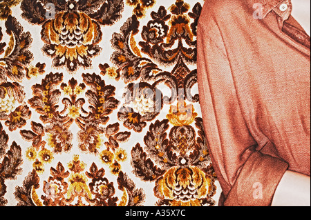 Frau im italienischen Hemd auf luxuriösen Sofa sitzen Stockfoto