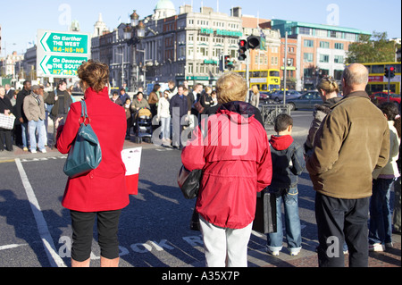 Fußgänger warten an der Ampel bei Oconnell Bridge in Dublin zu überqueren Stockfoto