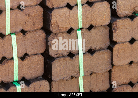 Torf Torf Briketts in einem Stapel zu verkaufen in dublin Stockfoto