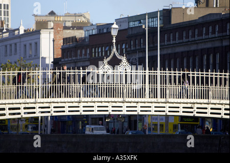 Hapenny ha Penny Brücke über den Fluss Liffey in dublin Stockfoto