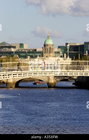 schaut den Liffey in Richtung der Hapenny ha Penny Brücke über den Fluss Liffey in Dublin vertikale Stockfoto
