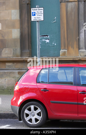 der rote Volkswagen Golf Vw Auto geparkt in benannten Straße Parkplatz auf der Straße neben dem Ticket Zone Zeichen lesen Stockfoto