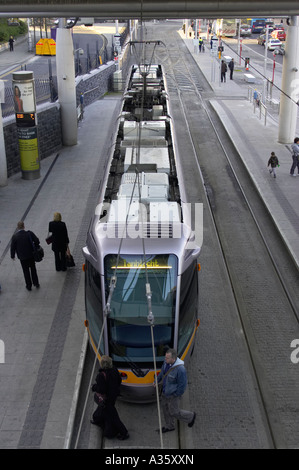 Die LUAS Dublins neue Straßenbahn System Bahn geparkt in der Connolly Station von oben mit Passanten vor geschossen Stockfoto