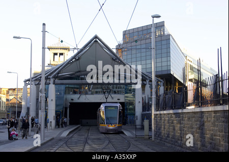 Die LUAS Dublins neue Tram System Zug im Bahnhof Connolly geparkt Stockfoto