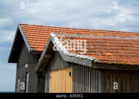 Dächer von zwei Oyster Züchter Schuppen Hütten am Laramos Hafen Bassin d Arcachon in Frankreich Stockfoto