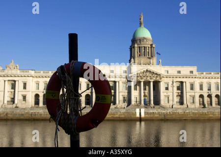 Irisches Wasser Sicherheit Rettungsring auf pole gegenüber The Custom House auf den Fluss Liffey zuerst Dublins öffentlicher Gebäude Stockfoto