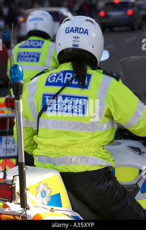 Pferdeschwanz ragte unter Helm des weiblichen Garda Siochana irische Polizei Polizei Verkehrspolizist auf Motorrad-dublin Stockfoto