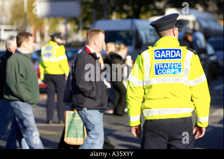 männliche Garda Siochana irische Polizei Polizei Verkehrspolizist Verkehr Kontrolle Dienst auf Liffey Brücke dublin Stockfoto