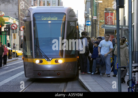 Passagiere aussteigen LUAS Dublins neue Straßenbahn System bei Abbey Street Stockfoto