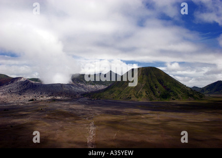 Blick auf Mount Batok und Mount Bromo auf Java, Indonesien Stockfoto