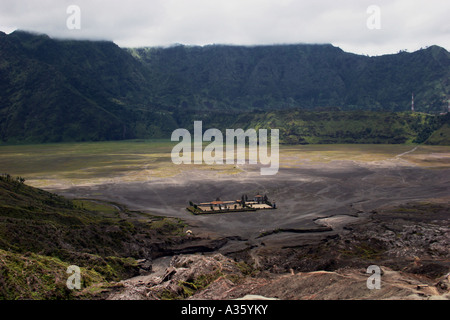 Vulkanische Landschaft des Mount Bromo und antiken Tempel in Indonesien Stockfoto