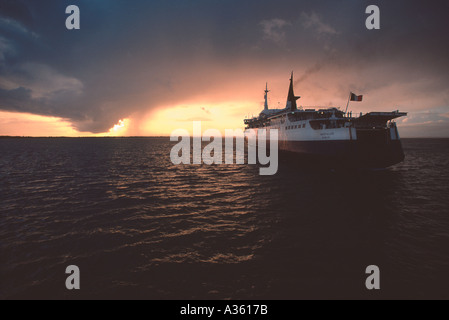 Autofähre gegen Sonnenuntergang Himmel Nordirland Stockfoto