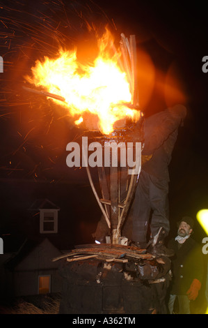 Verbrennung von der Clavie der jährlichen Fire Festival statt 11. Januar im Burghead, Morayshire. Grampian. Schottland.  XPL 4485-424 Stockfoto