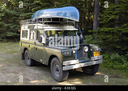 Land Rover Serie 2a 109 mit Kanu in Wäldern Stockfoto