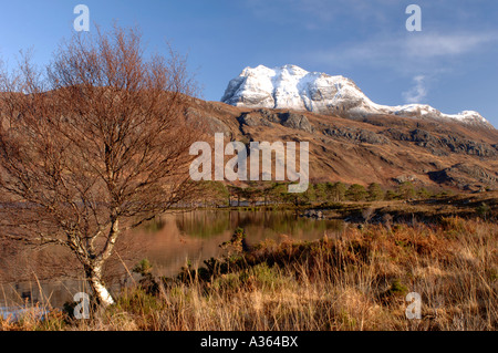 Slioch Berg überragt Loch Maree bei Kinlochewe, Wester Ross im schottischen Hochland.  XPL 4458-422 Stockfoto