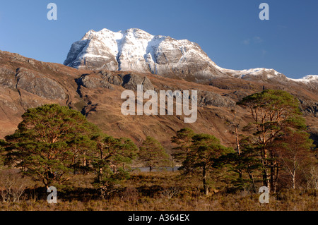 Slioch Berg überragt Loch Maree bei Kinlochewe, Wester Ross in den schottischen Highlands.  XPL 4463-422 Stockfoto