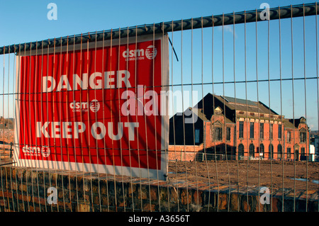 Gefahr Schild Warnung Menschen möglichen Gefahren einer Website im Aufbau Stockfoto