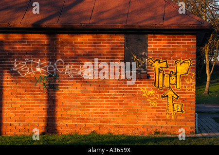 Graffiti auf einem Gebäude Wand gesprüht. Stockfoto