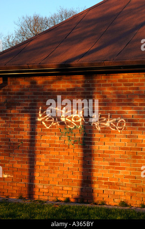 Graffiti auf einem Gebäude Wand gesprüht. Stockfoto