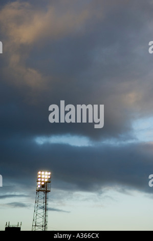 Stadion Flutlicht gegen verdunkelte Himmel Stockfoto