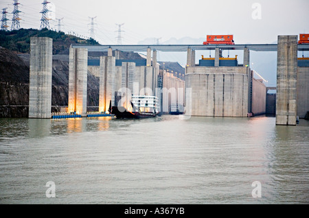 CHINA YANGTZE RIVER SANDOUPING chinesische Lastkahn und Kreuzfahrt Schiff Urlaub letzte Schleuse der fünf Schritt Schiff Schleuse am drei-Schluchten-Staudamm Stockfoto