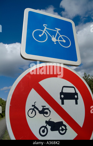 Fahrrad und kein Fahrzeug anmelden ein Radweg durch den Wald der Landes in Frankreich Aquitanien Stockfoto