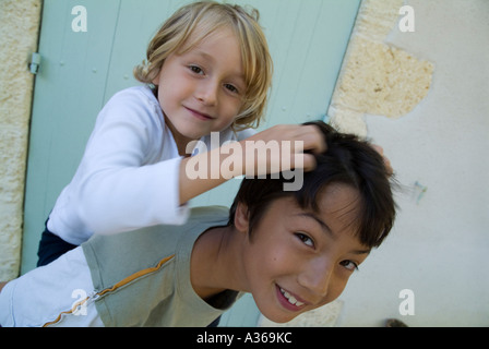 Kleines Mädchen reiten Huckepack auf einem eurasischen jungen Stockfoto