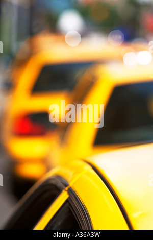 TAXIS, BESCHÄFTIGT, PKW, LKW, KFZ, NEW YORK CITY, NEW YORK CITY, MANHATTAN, IM FREIEN, RÜCKLEUCHTEN, TAXI, VERKEHR, STAU, TRANS Stockfoto