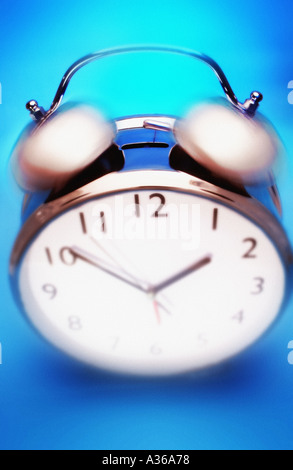 Silber Wecker auf blauem Hintergrund Stechuhr Bewegung Tick Tock zweiten Stunden min Zeit vergeht die Zeit Stockfoto