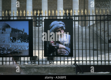 Plakate am Zaun vor der Nationalversammlung Stockfoto