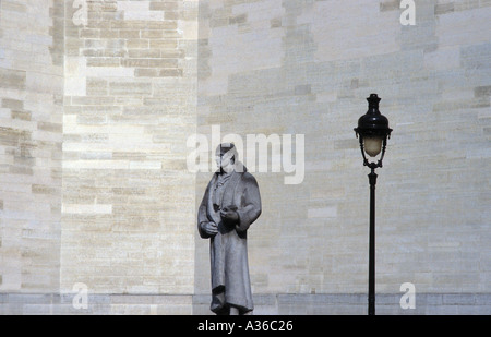 Statue von Rousseau und einen Laternenpfahl Stockfoto