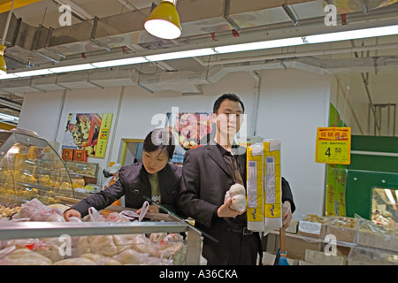 CHINA BEIJING chinesisches Ehepaar shopping für Tofu in Wumart einen gehobenen Supermarkt in Peking Stockfoto