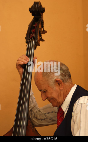 Profil eines Mannes spielen Kontrabass Havanna Kuba Stockfoto