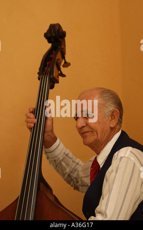 Man spielt einen Kontrabass Havanna Kuba Stockfoto