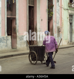 Kehrbesen mit Warenkorb und Besen Havanna-Kuba Stockfoto