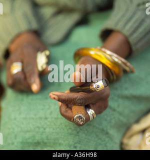 Nahaufnahme einer Frau s Hände halten ein Feuerzeug und eine Zigarre Havanna Kuba Stockfoto