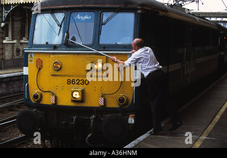 Windschutzscheibe von einem Personenzug am Bahnhof Ipswich, Suffolk, UK gewaschen. Stockfoto